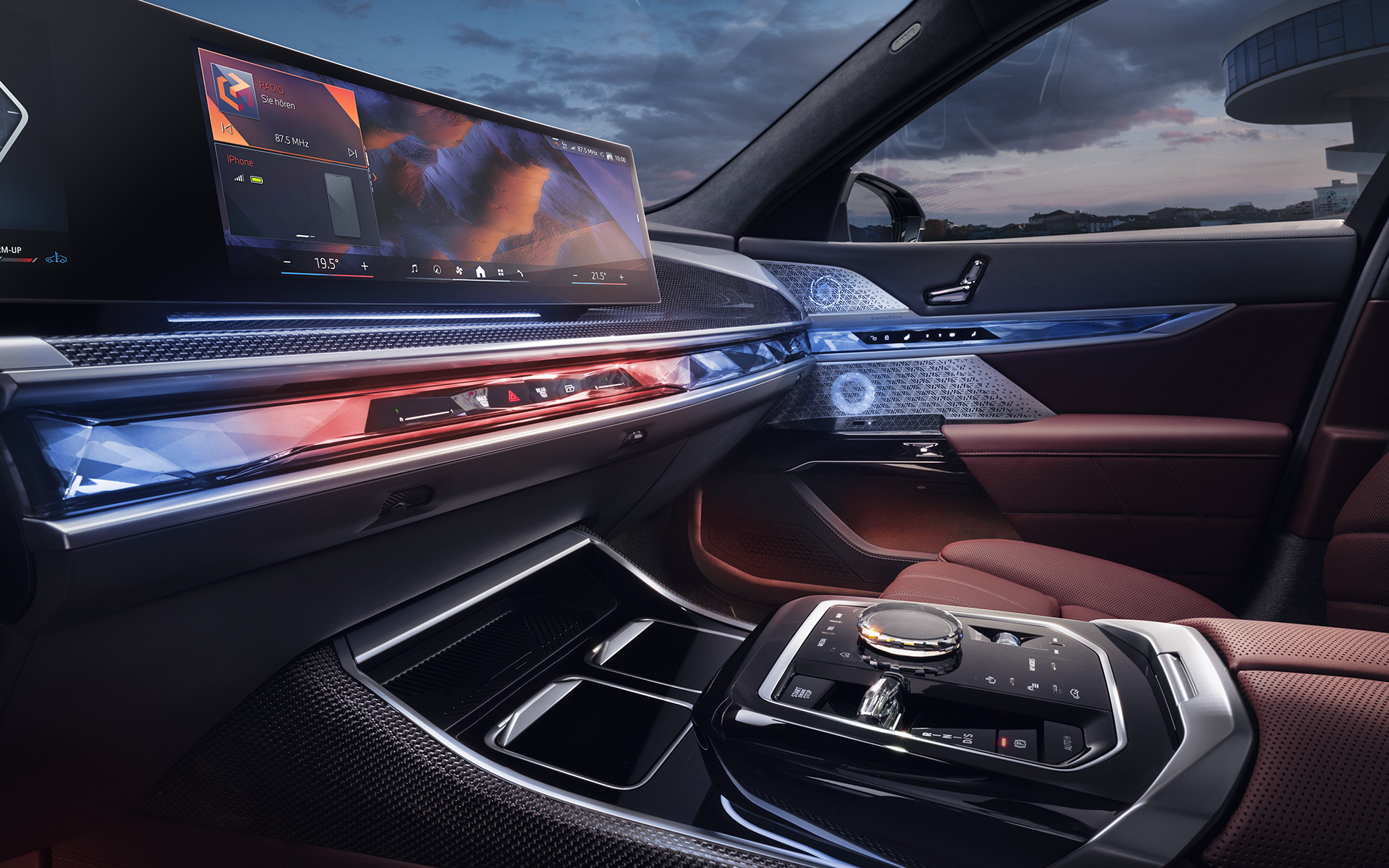 Интерьер BMW 7 Серии Седан G70 ICE 740i пакет M Sports отделка CraftedClarity и изогнутый дисплей BMW