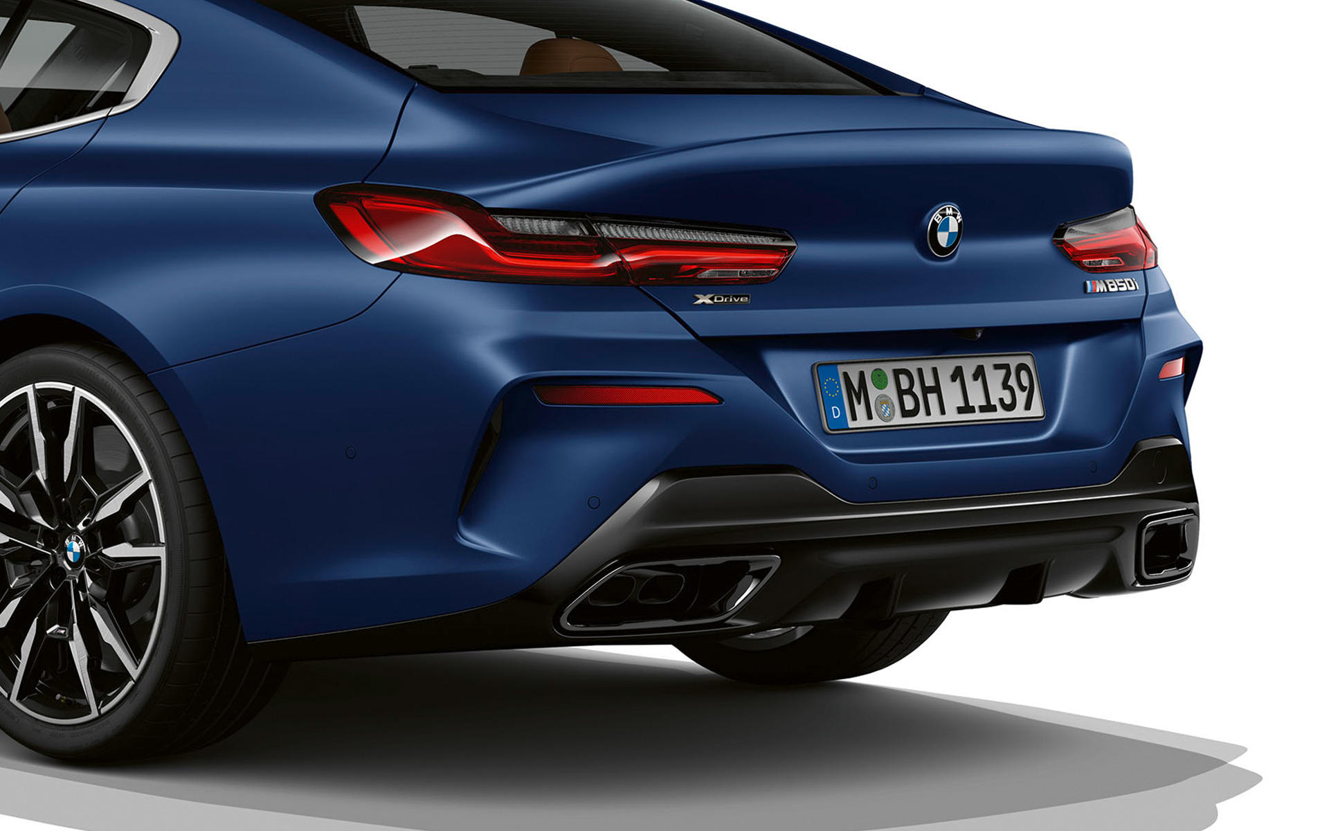 BMW M850i xDrive Gran Coupe G16 LCI Facelift 2022, детальный вид задней части в три четверти