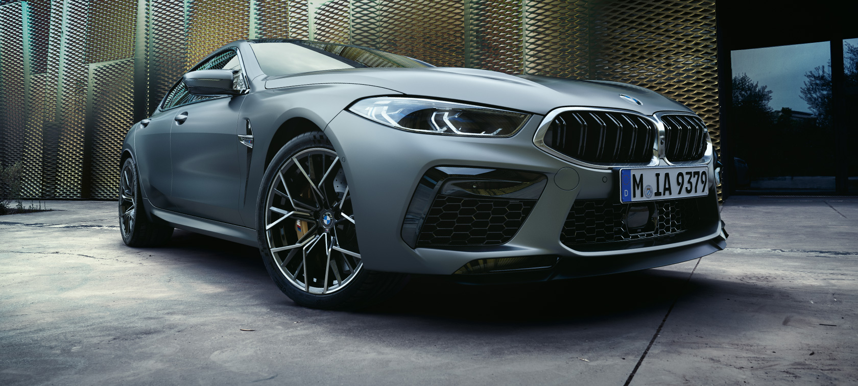 BMW M8 Gran Coupe F93 LCI Facelift 2022, BMW Individual Морозный Чистый Серый металлик, вид спереди в три четверти снизу