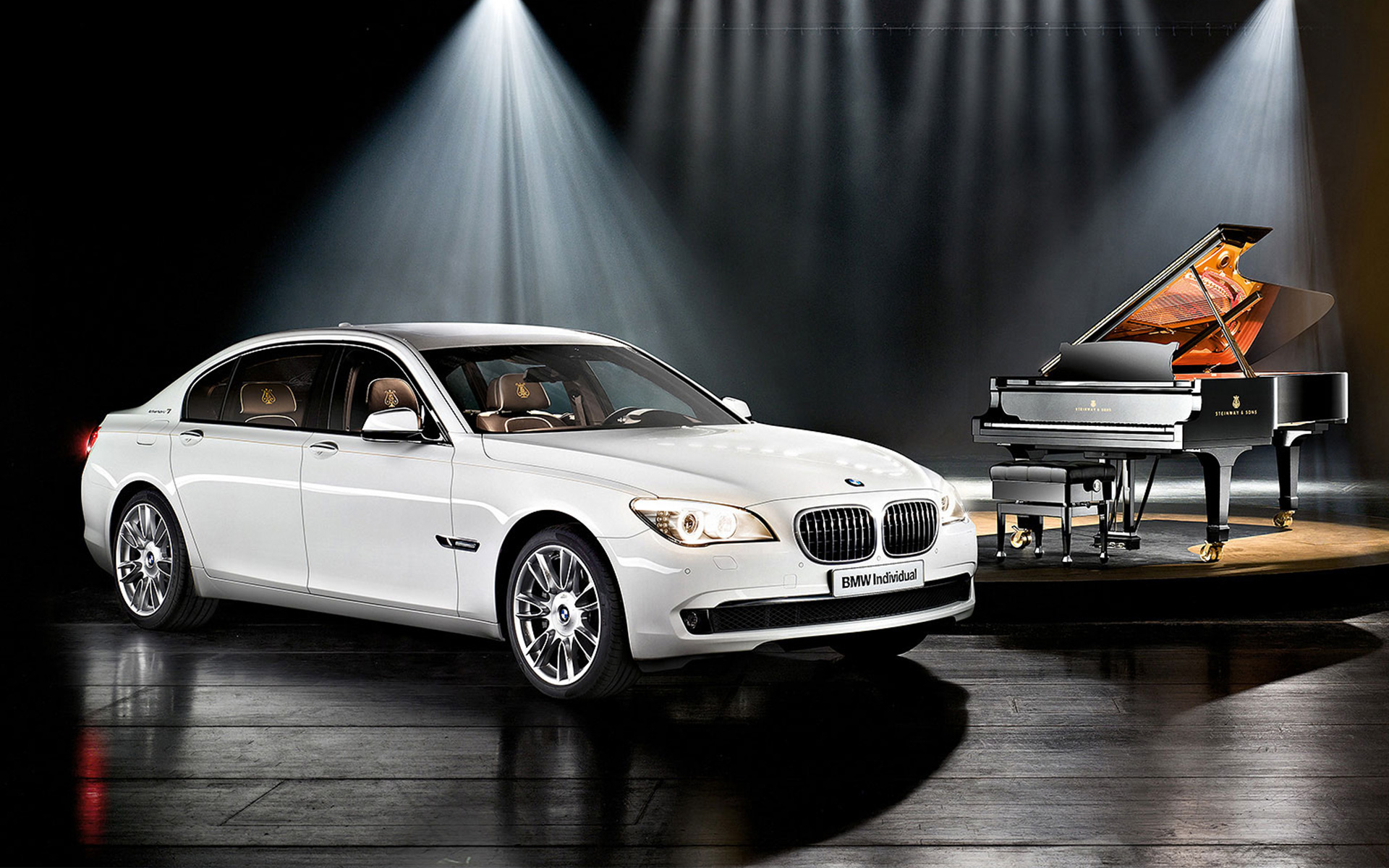 BMW 7 серии &ndash; BMW Individual Composition Steinway &amp; Sons F01 2010, вид сбоку в три четверти перед роялем