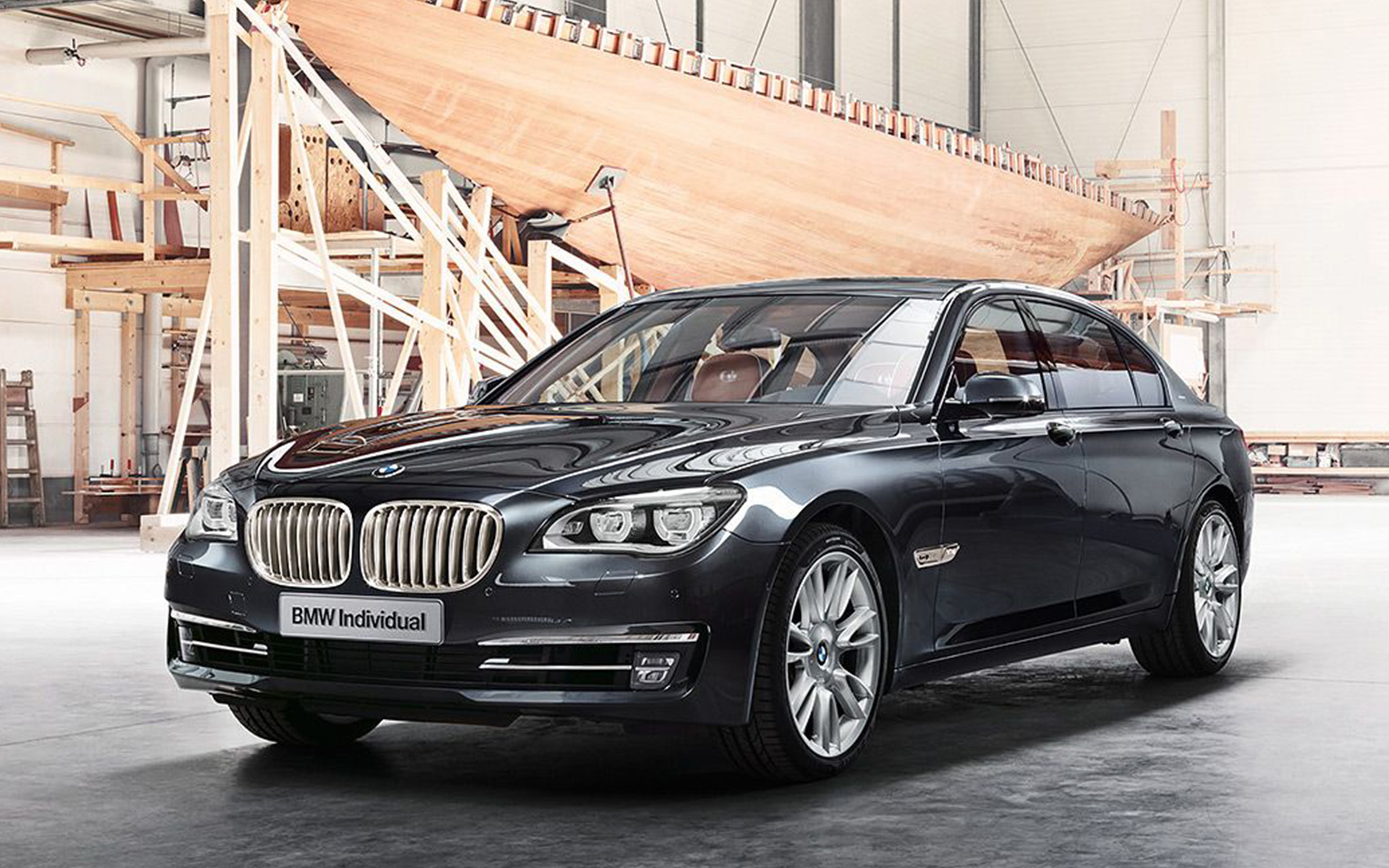 BMW 760Li xDrive Sterling ROBBE &amp; BERKING &ndash; BMW Individual F01 2013, вид спереди в три четверти перед яхтой в ангаре