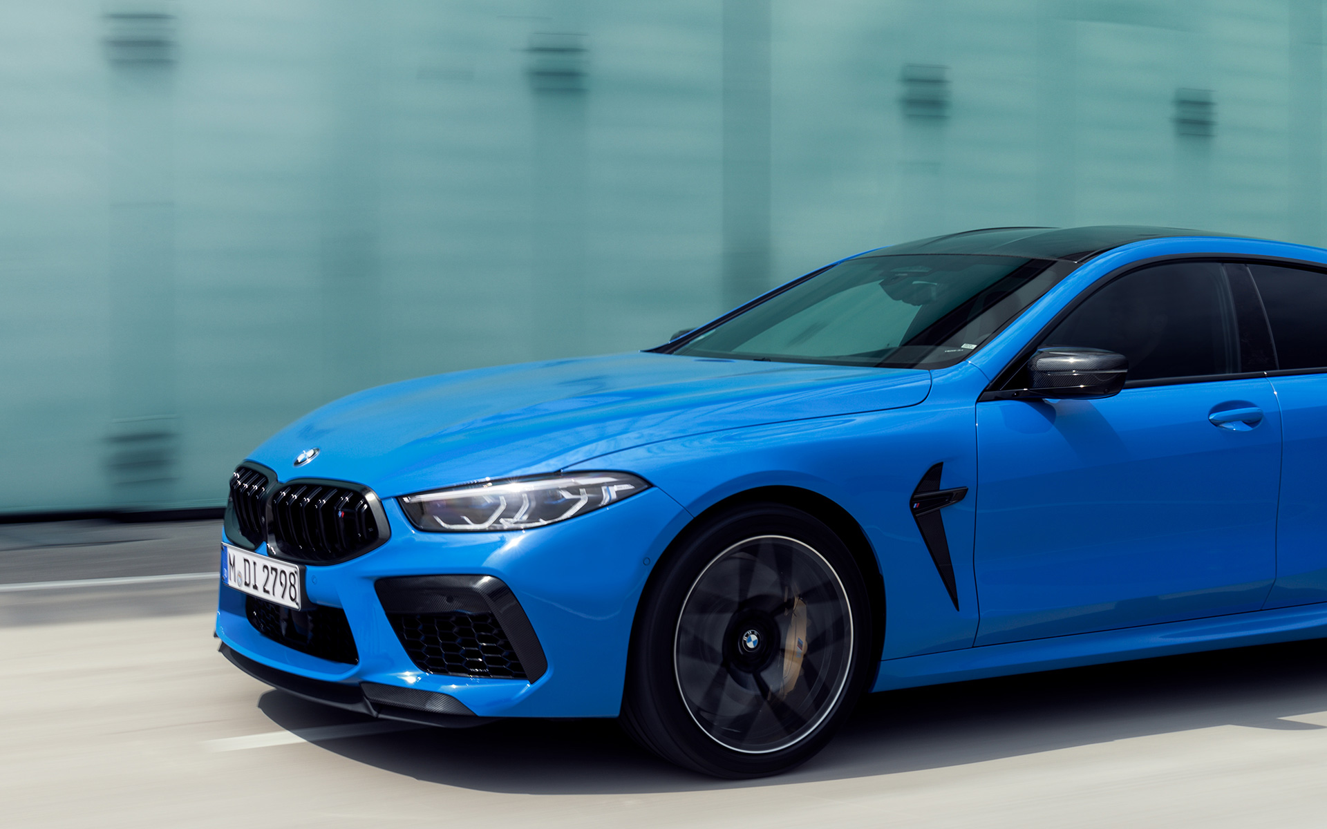 BMW M8 Competition Coupé F92 2019 BMW Individual Voodoo Blue, вид сбоку с поворотом в три четверти